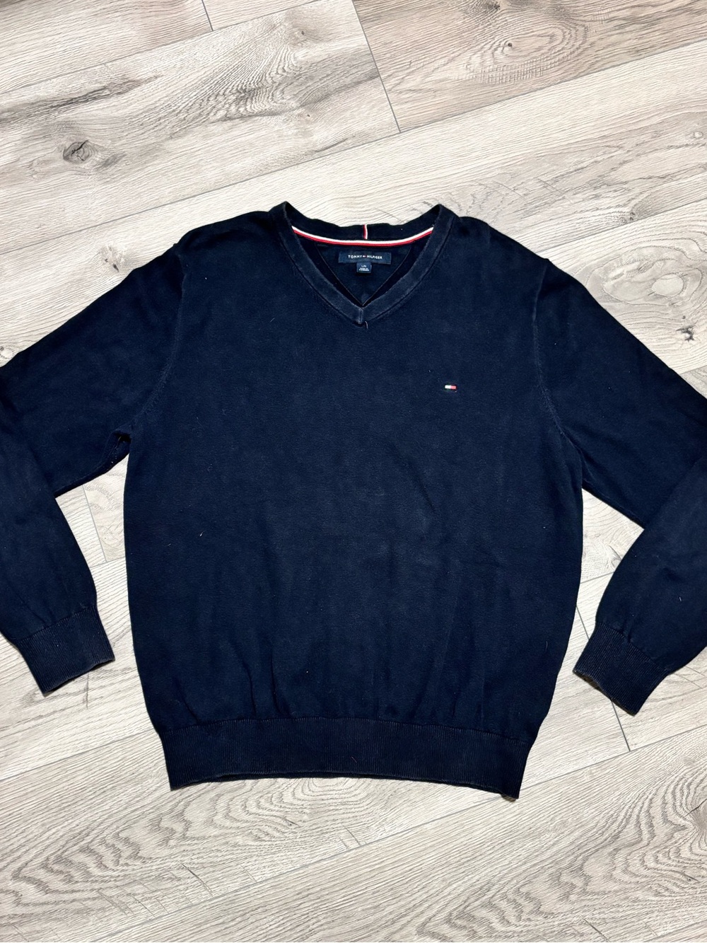 Tommy Hilfiger Men’s Navy Blue V-Neck Sweater Size Large